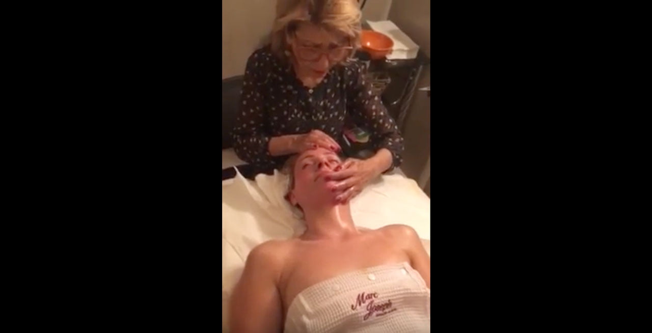 Elena Oancea, efectuând tratamentul cosmetic Careless Beauty la Marc Joseph Salon & Spa New York